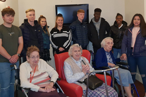 Huddersfield Giants teens entertain care home residents